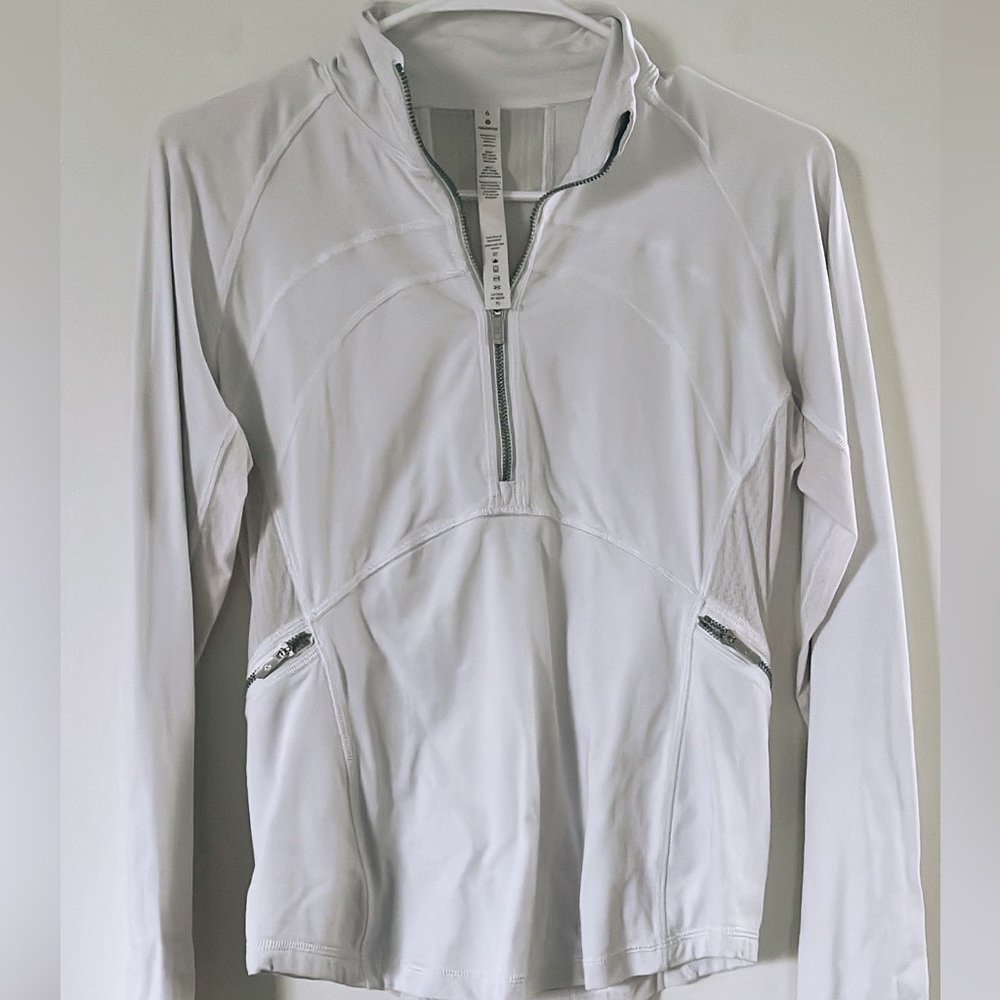 Great condition just don’t wear it. Lululemon jacket size 6